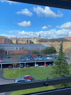 Modern central 2 bedroom flat with private parking - 5