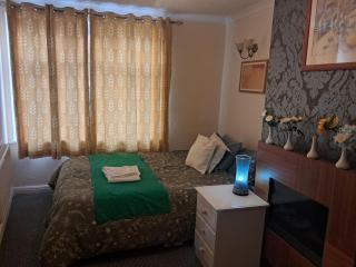 Luxury Birmingham House - Free WiFi & Parking - 2