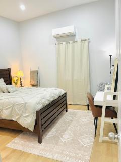 Luxurious High Ceiling, King Bed, indoor parking - 2