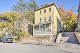 Cozy Adventure Filled Escape Free parking apts - Worcester - 0