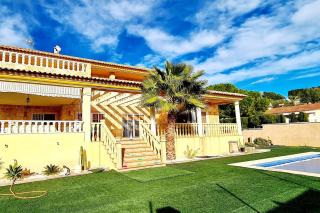 The Grand Pool Chalet and BBQ - 8