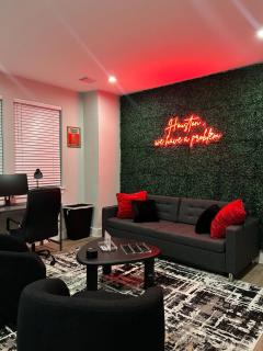 Smart 3BR Home Luxe Decor Bluetooth Audio - 7