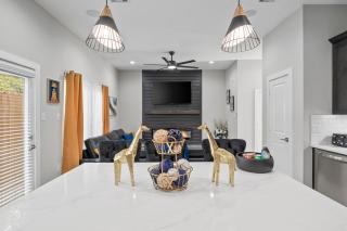 Smart 3BR Home Luxe Decor Bluetooth Audio - 4