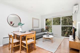 Bright 2-Bed Apartment in South Yarra - 1