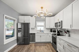 Home near RFK with Private Suite & driveway sleeps 16 - 6