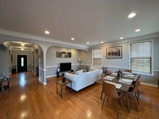 25 Lux Room 4 - 2 Queen Beds, Shared Bathroom - Nonsmoking - 1