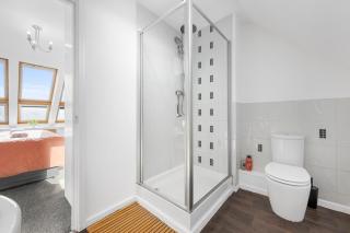 Luxury 4 Bed Home, Garden, Parking, 3 Baths - 7