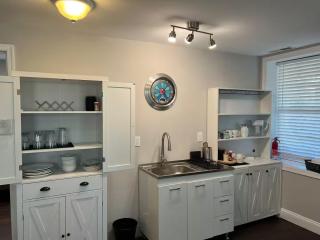 25 Lux Room 6 - 1 Queen Bed, Shared Bathroom - Nonsmoking - 1