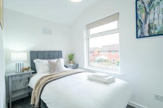 Stylish WA10 3 Bed House Close to Town Centre - 6