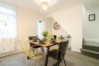 Stylish WA10 3 Bed House Close to Town Centre - 7