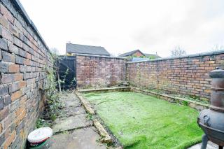 Stylish WA10 3 Bed House Close to Town Centre - 5