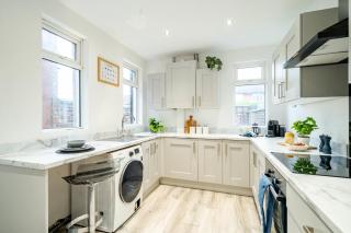 Stylish WA10 3 Bed House Close to Town Centre - 8