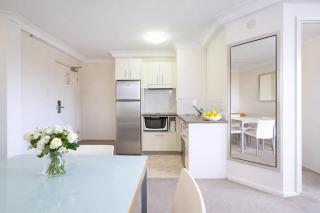 North Quay Riverfront Apartment - 4