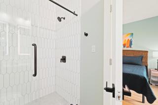 Coastal Chic Designer Waterfront Retreat 301 - 2