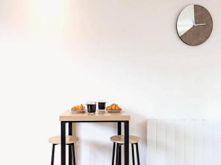 2-Bedroom Newbury Apartment for 7 - 8