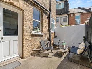 Spacious Family Home with Garden - 5