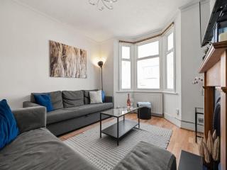 Spacious Family Home with Garden - 9