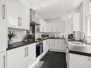 Spacious Family Home with Garden - 8