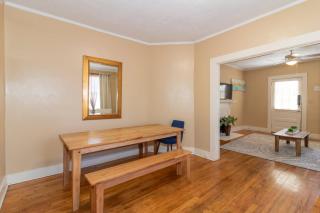 Cozy Midtown Nook- 5mins to Lake Bottom Park, 10mins to Downtown! - 5