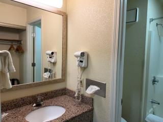 Lafayette Inn & Suites - 5