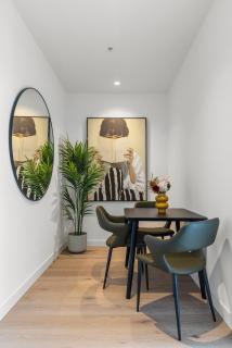 High-End High Floor CBD Pool Sauna Steam & Gym - 8