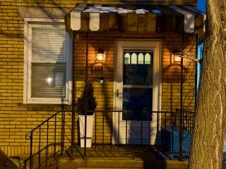 Cozy Cabin Vibe in the City - 3