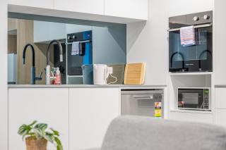 Chic Modern 1-Bedroom Apartment, Gym, Parking - 4