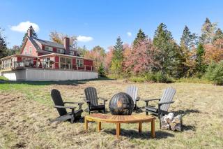 Coastal Red Farmhouse w/Firepit - Holiday Home - 7