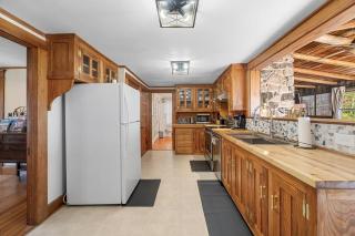 Coastal Red Farmhouse w/Firepit - Holiday Home - 5