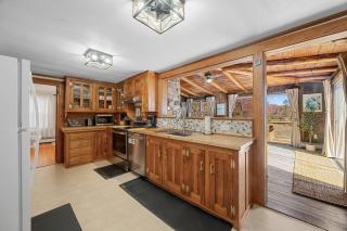 Coastal Red Farmhouse w/Firepit - Holiday Home - 4