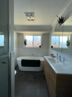 Spacious and Modern Home away from Home - Eglinton - 5