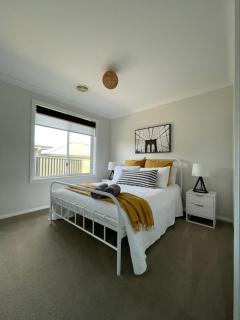 Spacious and Modern Home away from Home - Eglinton - 6