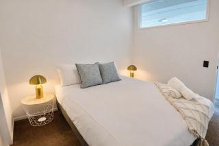 Lake View 2BR Private Apartment Close to Town - 3