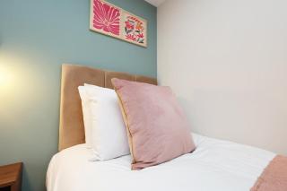 Sleeps8 Huge Driveway & Garden - 7