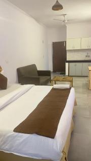 GoBravo Dev Palace & Studio Apartments Near Yashobhoomi Delhi Airport Cyber City - 2