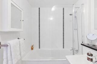 Stylish City Centre Apartment - Balcony, Free Parking, Fast WiFi and Smart TV by Yoko Property - 4