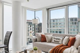 Stylish City Centre Apartment - Balcony, Free Parking, Fast WiFi and Smart TV by Yoko Property - 2