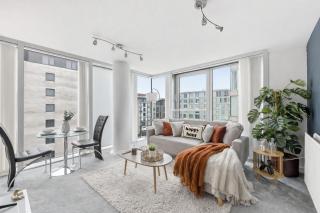 Stylish City Centre Apartment - Balcony, Free Parking, Fast WiFi and Smart TV by Yoko Property - 3