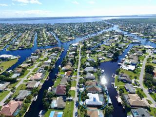 CoralVilla Perfect Life - Florida style, pool, spa, air hockey, fast gulf access - 9