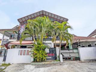 Hotel O Griya Sandi Residence Family NearPantai Boom - 0
