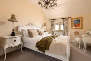 Group Stay in the heart of Bibury - 2