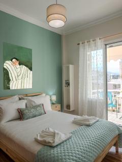 Sunny Nest, Stylish & Bright Urban Retreat - 0