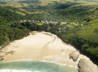 Cheerful 3 Bedroom Cottage with Private Beach - 0