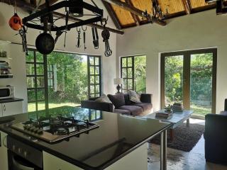 Cheerful 3 Bedroom Cottage with Private Beach - 9