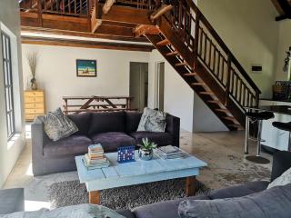 Cheerful 3 Bedroom Cottage with Private Beach - 2