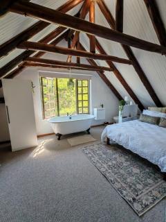 Cheerful 3 Bedroom Cottage with Private Beach - 1