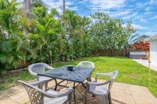 Ventur Tropical w Hot Tub Close to Beach - 3