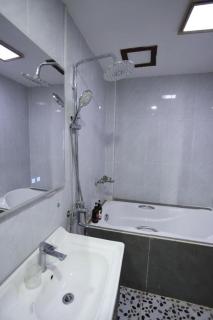 We House Guest Hotel - 6