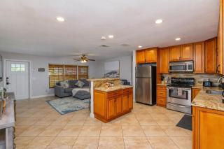 Ventur Tropical w Hot Tub Close to Beach - 1