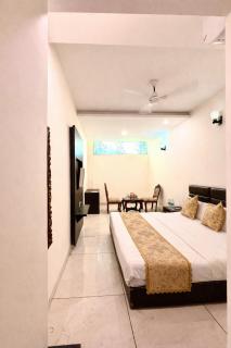 Hourly Rooms !! 9 Am to 7 Pm # Couple friendly - 7